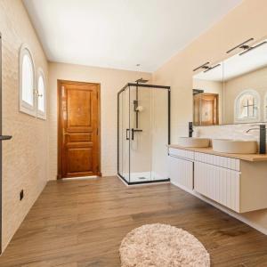 Mougins – Superbe villa provençale avec terrain constructible à 