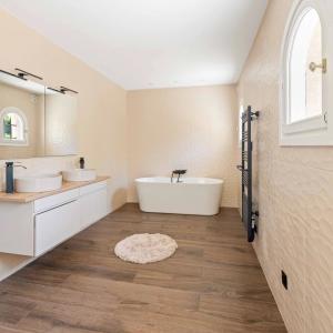 Mougins – Superbe villa provençale avec terrain constructible à 