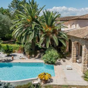 Mougins – Superbe villa provençale avec terrain constructible à 