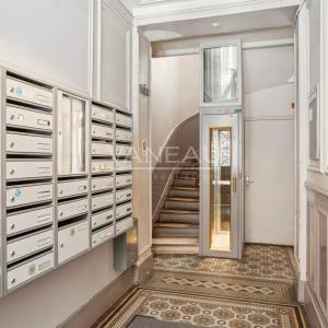 Batignolles - Appartement deux pièces dernier étage