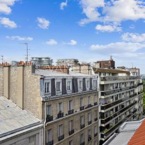 Batignolles - Appartement deux pièces dernier étage