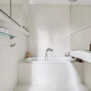 PARIS XV- Appartement trois pièces en bon état