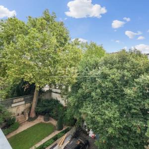 Paris VII - Appartement entièrement sur cour arborée au calme - 