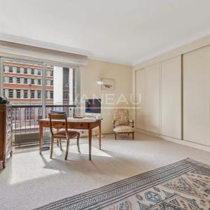 Paris VIIe - PLACE DE BRETEUIL - Appartement avec terrasse