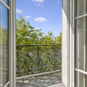 Paris XVIe - Auteuil - Appartement traversant en étage élevé.