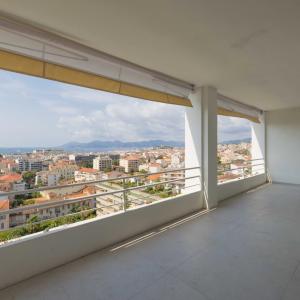 Cannes Montfleury – 4 pièces entièrement rénové avec vue mer pan