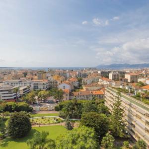 Cannes Montfleury – 4 pièces entièrement rénové avec vue mer pan