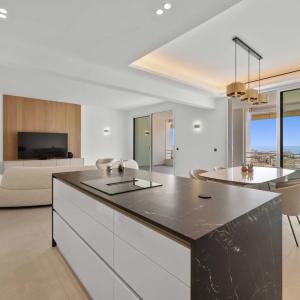 Cannes Montfleury – 4 pièces entièrement rénové avec vue mer pan