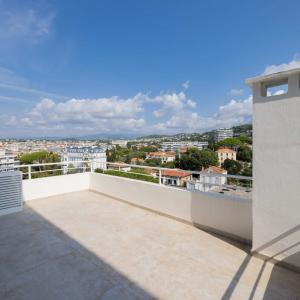 Cannes Montfleury – 4 pièces entièrement rénové avec vue mer pan