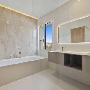 Cannes Montfleury – 4 pièces entièrement rénové avec vue mer pan