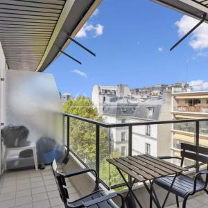 Neuilly  Mairie - 2 pièces en étage avec balcon sur jardin