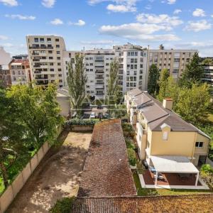 Dernier étage avec balcon et vue dégagée