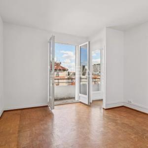 Dernier étage avec balcon et vue dégagée