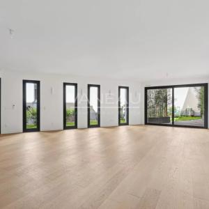 Maison neuve avec terrasse et jardin