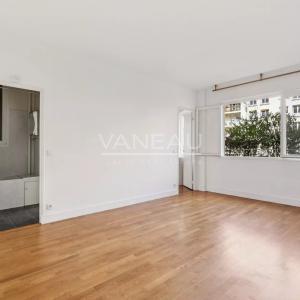 PARIS XV - Mairie : Appartement deux pièces avec vue dégagée