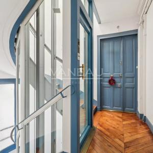 PARIS V - ETAGE ELEVE - BALCON