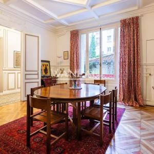 Paris XVe - DEMEURE FAMILIALE (291²m² Carrez - 370 m² au sol) et
