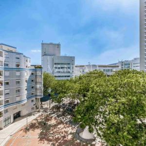 Paris 15e Mirabeau - 4 pièces avec loggia exposée Sud-Ouest