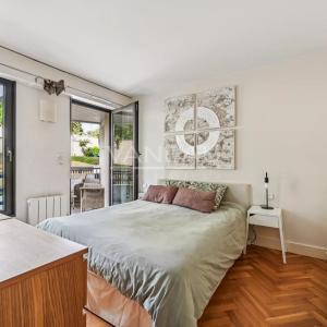 SURESNES - Appartement familial avec terrasse et balcon.