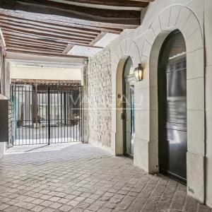 PARIS III - Notre Dame de Nazareth - Beau 4 pièces en étage avec