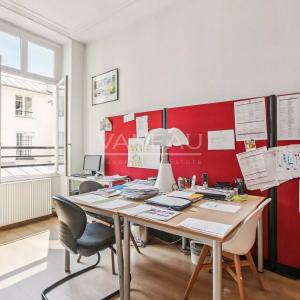 PARIS III - Notre Dame de Nazareth - Beau 4 pièces en étage avec