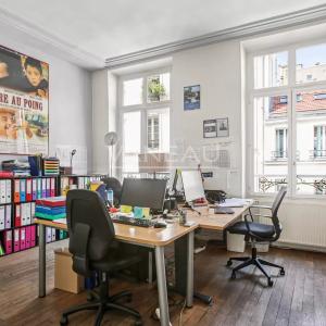 PARIS III - Notre Dame de Nazareth - Beau 4 pièces en étage avec