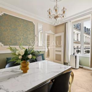 Paris IXe - Un écrin lumineux rénové en 2025 - DPE D -