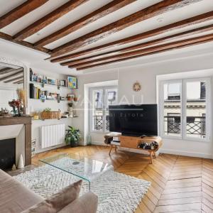 Paris IXe - Charmant deux pièces - Parquet, moulures, poutres et