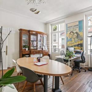 PARIS III - Notre Dame de Nazareth - Beau 4 pièces en étage avec