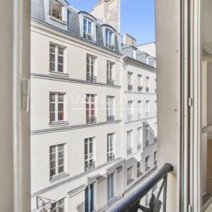 Paris IIe - Trois pièces à rénover - Beau potentiel -