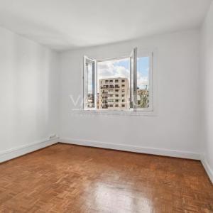 Dernier étage avec balcon et vue dégagée