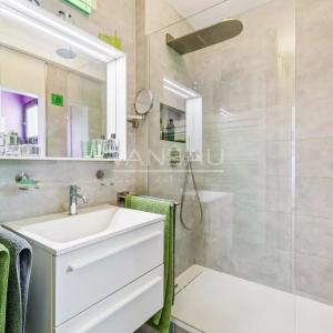 Paris IIème - Dernier étage avec ascenseur - vue dégagée