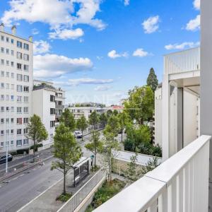 Issy-les-Moulineaux - Trois pièces rénové avec large balcon