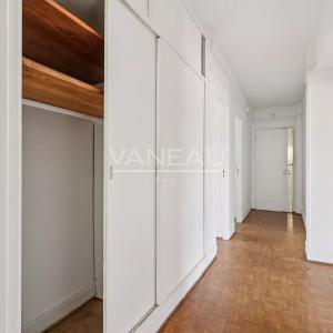 Dernier étage avec balcon et vue dégagée