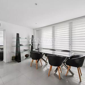 XVe -  Rond-Point Saint-Charles. Comme une maison.