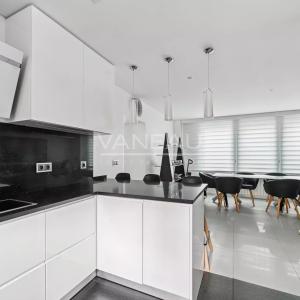 XVe -  Rond-Point Saint-Charles. Comme une maison.