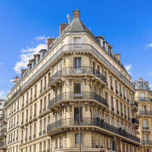 Paris VIIIe Rome/Batignolles Deux pièces Dernier étage