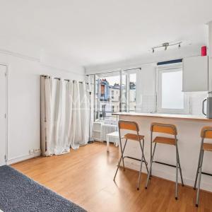 PARIS XVIIIe - Guy Moquet / rue Championnet - Studio lumineux et