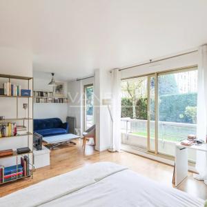 Grand studio 38 m2 avec balconnet sur jardin