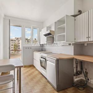 Dernier étage avec balcon et vue dégagée