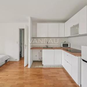 Paris XVIe - Passy - Boulainvilliers - Studio baigné de lumière.