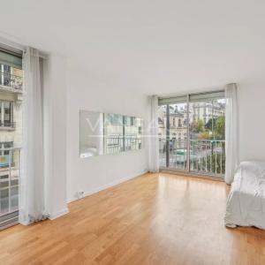 Paris XVIe - Passy - Boulainvilliers - Studio baigné de lumière.