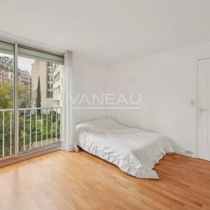 Paris XVIe - Passy - Boulainvilliers - Studio baigné de lumière.