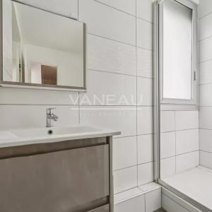 Paris XVIe - Passy - Boulainvilliers - Studio baigné de lumière.