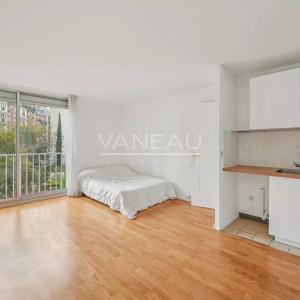 Paris XVIe - Passy - Boulainvilliers - Studio baigné de lumière.