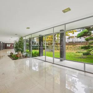 Paris XVIe - Passy - Boulainvilliers - Studio baigné de lumière.