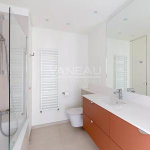 Paris  VII - Très bel  appartement entièrement rénové sur rue et