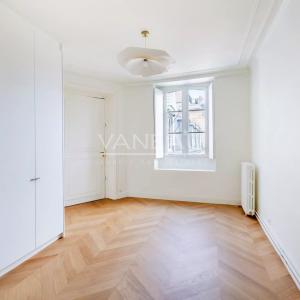 Paris  VII - Très bel  appartement entièrement rénové sur rue et