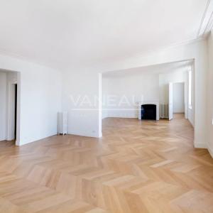 Paris  VII - Très bel  appartement entièrement rénové sur rue et