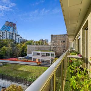 PARIS XVe - Lourmel / Convention - Appartement avec balcon et vu